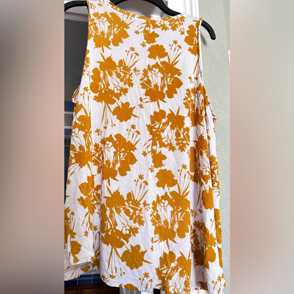 Apt 9 , size XXL swing tank, like new, white with gold/yellow flowers - Picture 2 of 3
